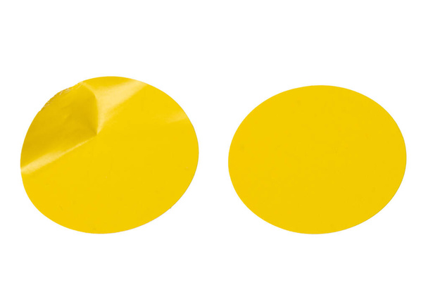 Okrągłe żółte naklejki, puste etykiety odizolowane na białym tle. Widok z góry.  - Zdjęcie, obraz