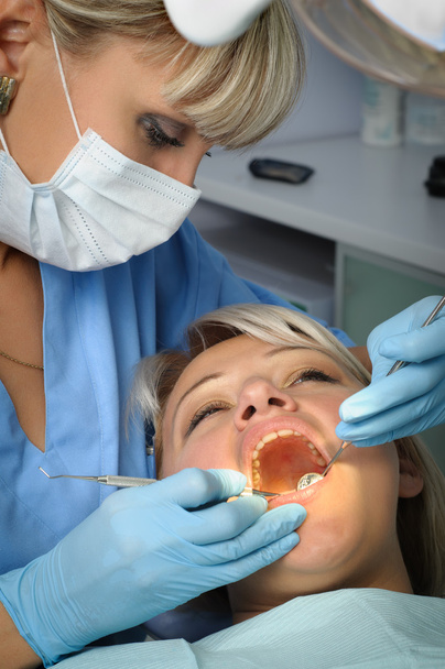 tandarts met patiënten, tandheelkundige calculus verwijdering - Foto, afbeelding