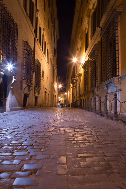 Пешеходные тропы между зданиями в центре Рима ночью
 - Фото, изображение