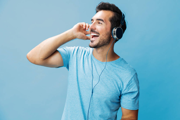 Студийный человек счастлив копировать слушать космическую радость сократить музыку синий онлайн парень говорит поет наушники наслаждаться портрет весело эмоций фона жизни футболка - Фото, изображение