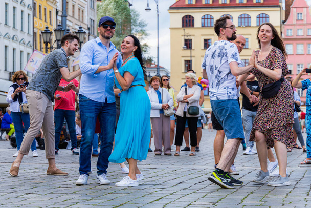 Wroclaw, Πολωνία - 2 Ιουλίου 2023: Πολλοί άνθρωποι χορεύουν Rueda de Casino ανοιχτή εκδήλωση στην πλατεία της αγοράς - Φωτογραφία, εικόνα