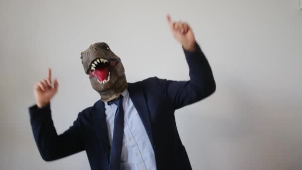 biznesmen w masce dinozaura taniec  - Materiał filmowy, wideo
