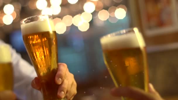 Přátel cinká sklenice pivo v baru - Záběry, video