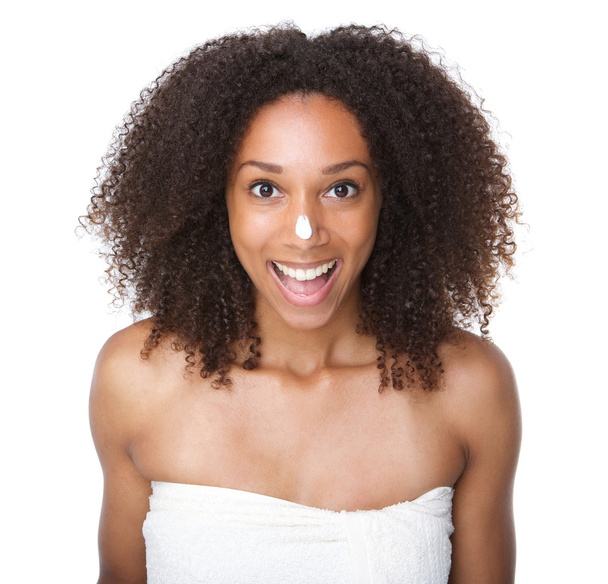 Szczęśliwa dziewczyna african american kremem na nos - Zdjęcie, obraz