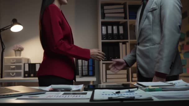Два неузнаваемых бизнесмена пожимают друг другу руки в офисе Два азиатских бизнесмена соглашаются предложить работу женщине-кандидату после окончания собеседования. - Кадры, видео