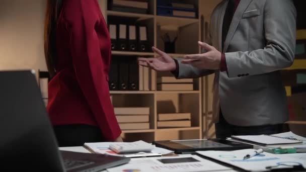 Két felismerhetetlen üzletember kezet fog egy irodában. Két ázsiai üzletember beleegyezik, hogy munkát ajánlanak egy női jelöltnek, miután befejezték az interjút.. - Felvétel, videó