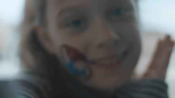 Весела маленька дівчинка з картини Міжнародної авіаперевезення на обличчі. Самострільна стрілянина. Концепція вантажів і перевезень - Кадри, відео