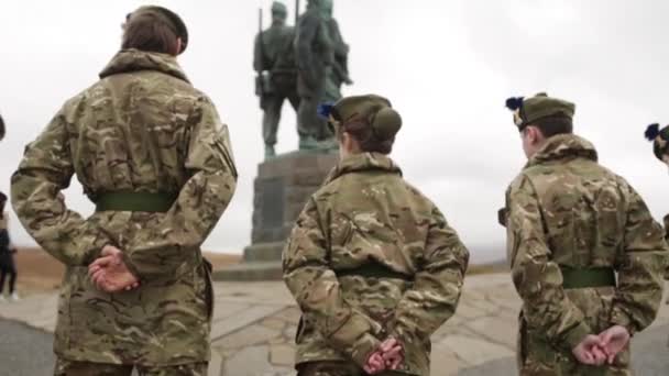 Hadsereg kadétok állni háborús emlékmű emlékezve, Spean Bridge, Skóciában, május 2014 - Felvétel, videó