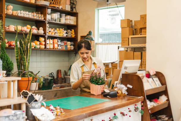 Retrato de mujer asiática trabajando en una tienda de plantas - Foto, imagen