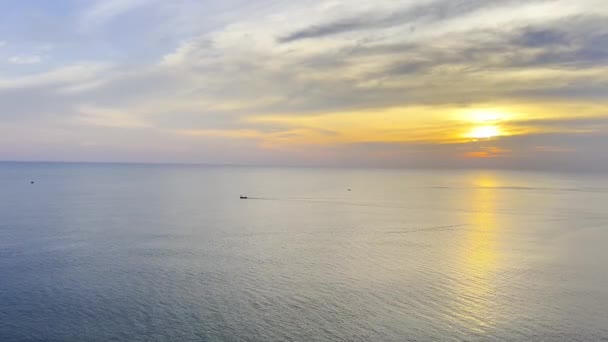 Ηλιοβασίλεμα στη μέση της θάλασσας - Πλάνα, βίντεο