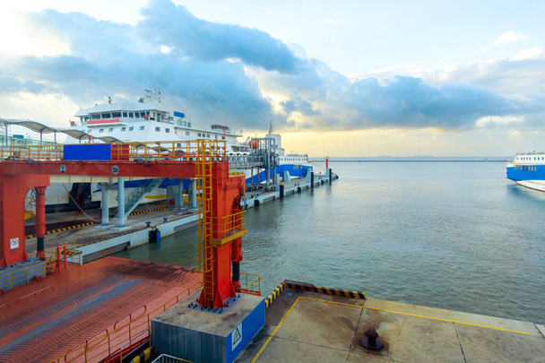 Manner-Kiinan eteläisin satama, Guangdongin Xuwenin satama. - Valokuva, kuva