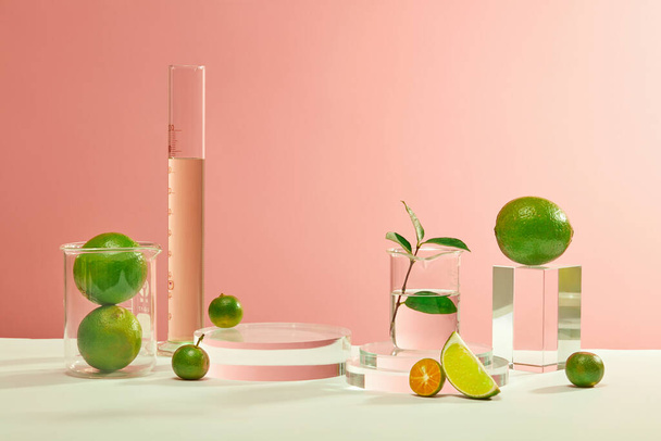 Instrumentos de laboratorio y limones frescos exhibidos sobre un fondo blanco-rosado, con un podio de cristal para la presentación del producto-un espacio óptimo para la publicidad cosmética y destacando ingredientes naturales. - Foto, imagen