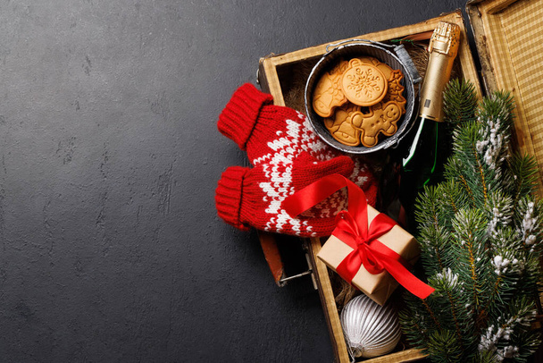 Caja festiva: Champán, pan de jengibre y decoración navideña. Piso con espacio de copia - Foto, Imagen