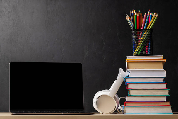 Laptop, boeken en potloden op bureau met ruimte voor uw tekst of app - Foto, afbeelding