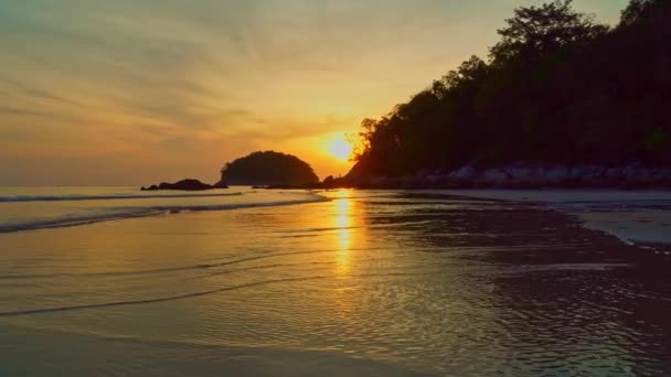 Krásný západ slunce mezi ostrovy se zářící zlatou oblohou  - Záběry, video