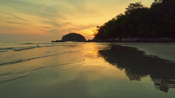 Piękny zachód słońca między wyspami ze świecącym złotym niebem  - Materiał filmowy, wideo