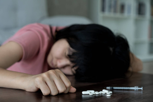 aziatische vrouw gebruik pillen overdosis, gestresst, verdrietig, drugsgebruiker, drugsverslaafde, ziek, ongezond, ongelukkig, zelfmoord, depressief of hopeloos, Anti-drug, drugsverslaafde, leven en familie problemen, ongemotiveerd - Foto, afbeelding