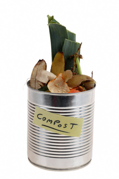 Concetto di compostaggio con una lattina piena di rifiuti organici primo piano su fondo bianco - Foto, immagini