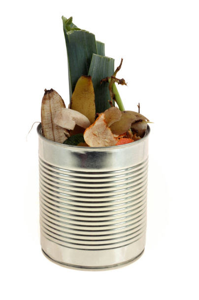Kompostierungskonzept mit einer Dose voller Biomüll in Nahaufnahme auf weißem Hintergrund - Foto, Bild