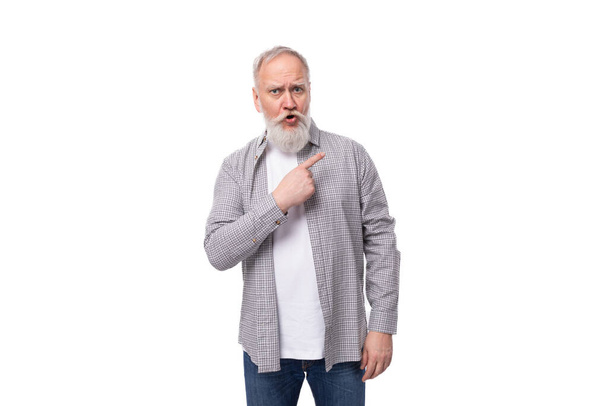 un grand-père mignon avec une barbe blanche et une moustache porte une chemise rayée sur un t-shirt. - Photo, image