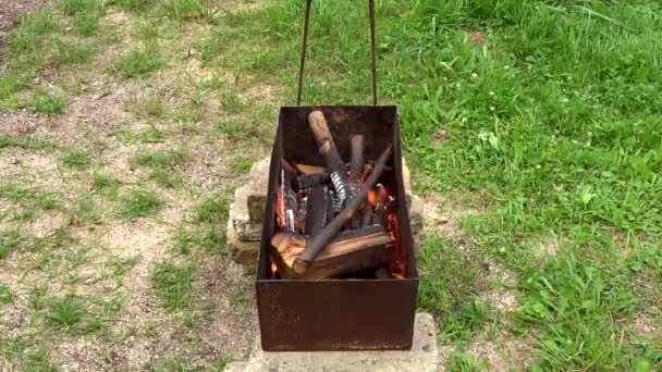 мангал з палаючої дрова - Кадри, відео