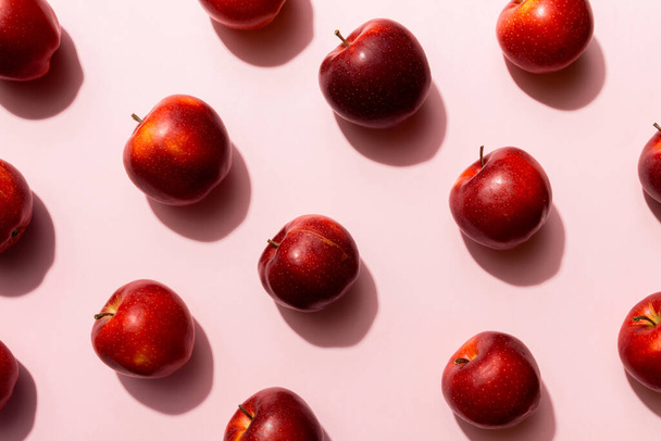 色付きの背景に多くの赤いリンゴ、トップビュー。上から見たりんごの秋の模様. - 写真・画像