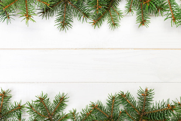 Різдвяний дерев'яний фон з рамою ялинки та копіюванням простору. вид зверху порожній простір для вашого дизайну
. - Фото, зображення