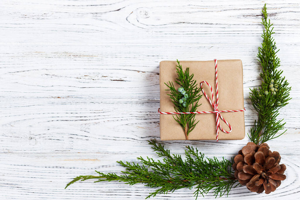 Kahverengi kağıt üzerinde şık Noel hediye kutusu görüntüler. - Fotoğraf, Görsel