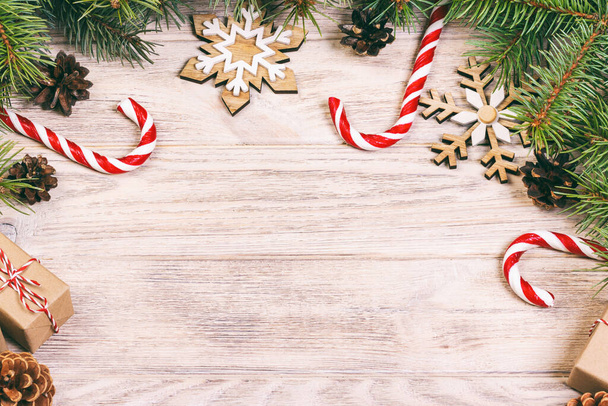 Рождественский фон с конфетами, подарками и декоративными снежинками. скопировать пространство. Toned
. - Фото, изображение
