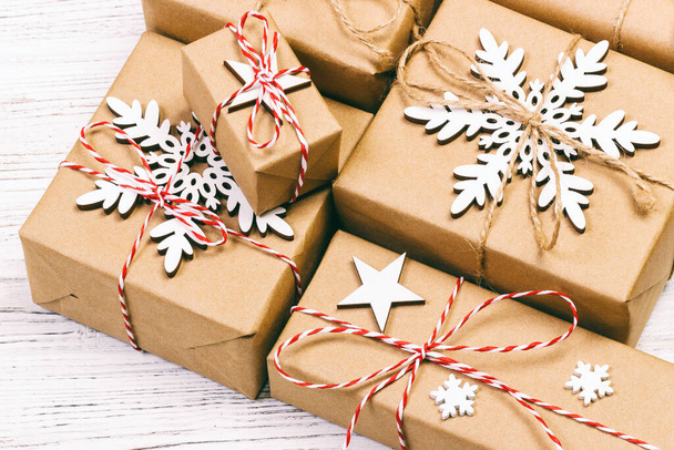 Karácsonyi fa háttér ajándékdobozok és dekoráció. Felülnézet másolási hellyel a szöveghez. Feltöltve. - Fotó, kép