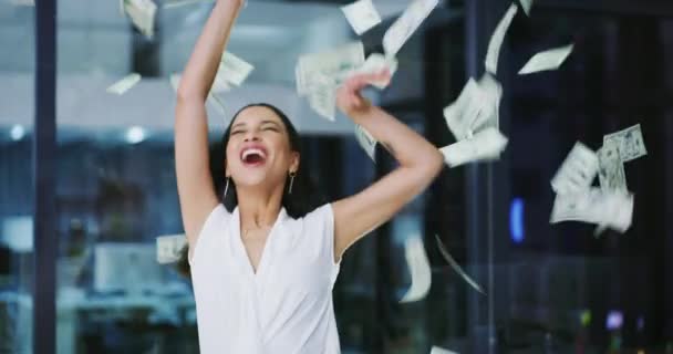 Femme d'affaires, gagnant et pluie d'argent pour le succès, la célébration et la loterie, bonus ou liberté financière dans un bureau. Danse des travailleurs excitée, wow et heureux pour le prix, le profit ou les revenus avec de l'argent dans l'air. - Séquence, vidéo