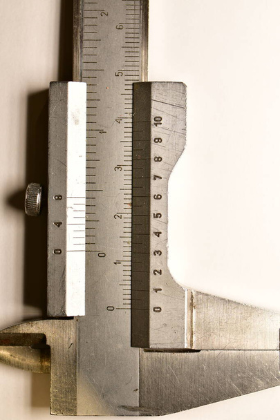 kaliiperin mesure laitteiden mittakaavassa engeneering mikrometrin tarkkuus. Laadukas kuva - Valokuva, kuva