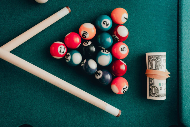 Glücksspielsüchtig.Geld Dollar auf dem Spiel von Snooker, Sportwetten, dollars.gambling addiction concept.Toned. - Foto, Bild