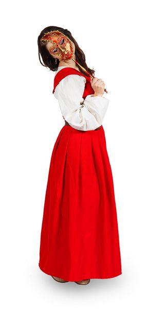 όμορφη νεαρή γυναίκα με ένα ιστορικό κόκκινο φόρεμα με Καρναβάλι m - Φωτογραφία, εικόνα