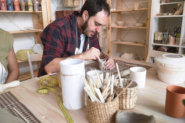 Potter homme faisant un artisanat en céramique dans l'atelier. Hobby et l'artisanat concept. - Photo, image
