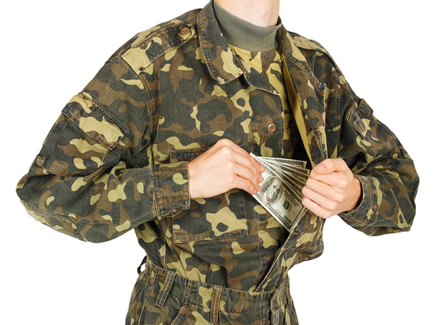Άνθρωπος με στρατιωτικές στολές βγάζει χρήματα από το σακάκι του - Φωτογραφία, εικόνα
