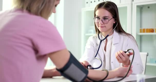 女性医師は患者の圧力を測定します,クローズアップ.セラピスト相談,高血圧 - 映像、動画
