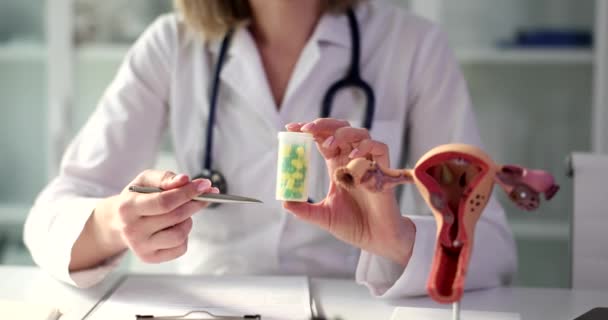 Un ginecólogo tiene pastillas en un recipiente, un primer plano. Medicamentos para la salud de las mujeres, tratamiento de la infertilidad - Metraje, vídeo