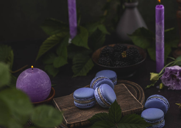Veilchen Macarons und Brombeeren auf dunkelgrünem Hintergrund - Foto, Bild
