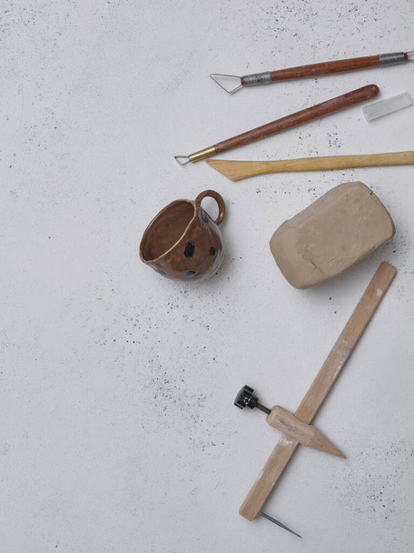 Fabricación de cerámica, manos de las mujeres y herramientas en el fondo decorativo de estilo de mesa, ver. - Foto, Imagen