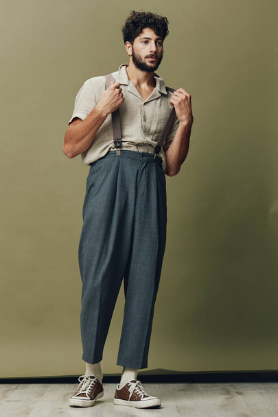 Όμορφο μοντέλο πορτρέτο μόδας σύγχρονη εμπιστοσύνη διασημότητα πρόσωπο πουκάμισο στέκεται αναζητούν καυκάσιος αρσενικό νεαρό κομψό lifestyle ομορφιά άνδρες τζιν ενηλίκων μπλε ελκυστική στυλ - Φωτογραφία, εικόνα