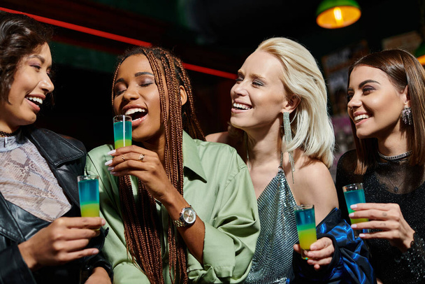 excitada afro-americana com olhos fechados e óculos de tiro perto de namoradas multiétnicas - Foto, Imagem