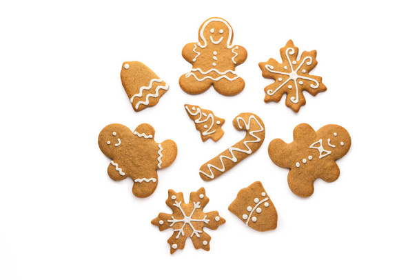 Χριστουγεννιάτικα σπιτικά μπισκότα μελόψωμου ενός άνδρα, νιφάδα χιονιού, καμπάνα, αστέρι και δέντρο με παγοποίηση που απομονώνονται σε λευκό φόντο - Φωτογραφία, εικόνα