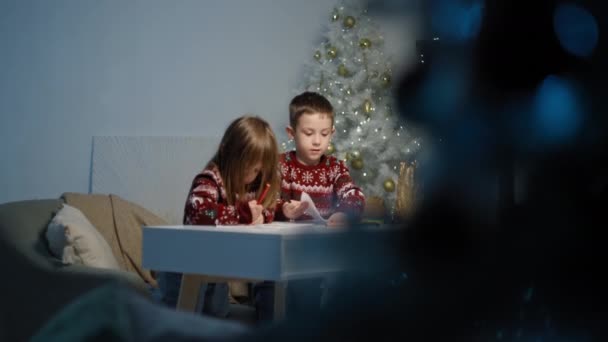 Karácsonyi Csodák: Boldog Gyermekek, Fiú és Lány, Kézműves Mikulás Levelek Otthon Között Az Ünnepi Dekorációk. Kiváló minőségű 4k felvételek - Felvétel, videó