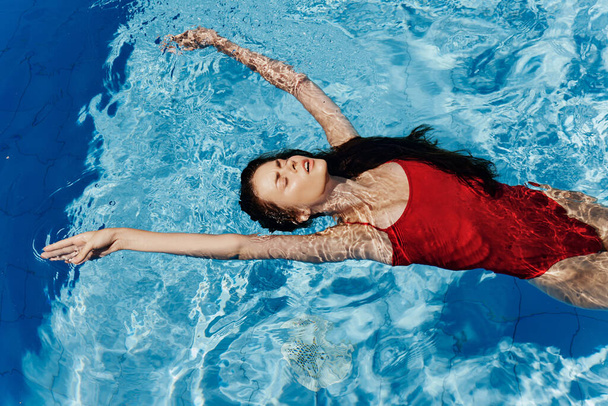 Краса жінка молодий спосіб життя басейн плавання одяг вода літо подорожі синій досить кавказький насолода тіло курорт людина купальник жіночі канікули - Фото, зображення