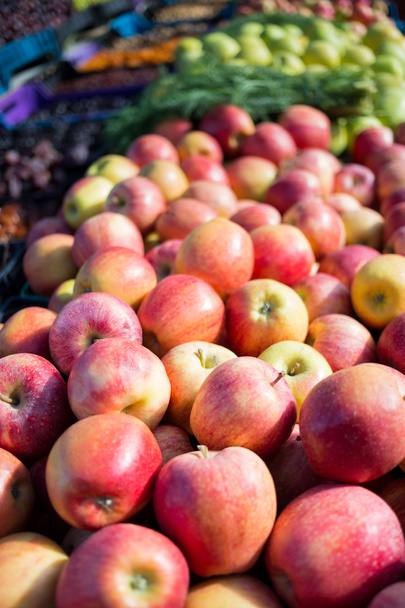 Manzanas rojas y verduras frescas en un mercado al aire libre en Mallorca
 - Foto, Imagen