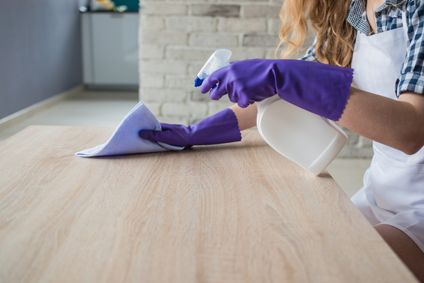 Nainen kädet puhdistus pöytä
 - Valokuva, kuva