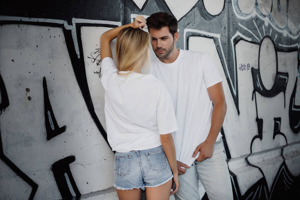 ritratto giovane coppia innamorata vicino muro graffiti - Foto, immagini