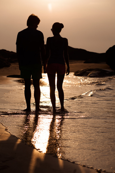 Sunset sylwetka młodej pary w miłości przytulanie na plaży - Zdjęcie, obraz