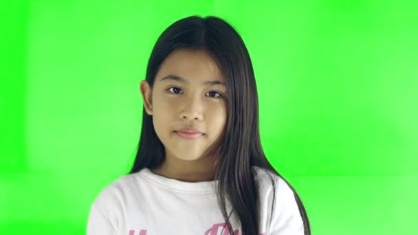 Πορτρέτο του ένα χαριτωμένο μικρό κορίτσι χαμόγελα κοιτάζοντας την κάμερα, πράσινη οθόνη - Πλάνα, βίντεο